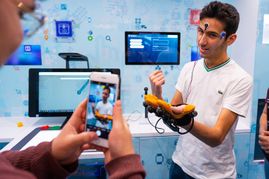 Mit den eigenen Biosignalen konnten die Jugendlichen eine Exoskeletthand steuern.