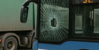 Busfenster nach Zusammenstoß mit Lkw beschädigt.