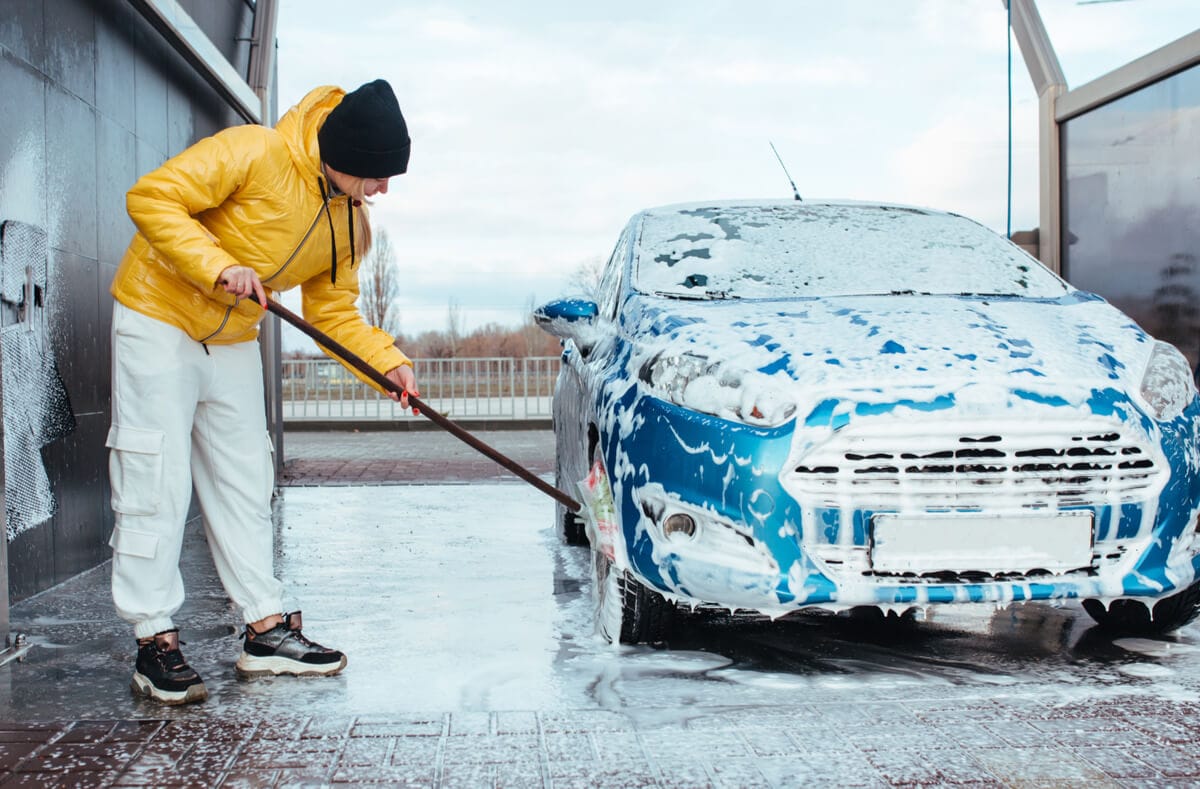 Erfahren Sie, wie Sie Ihr Auto im Winter richtig waschen, um Streusalzreste zu entfernen, den Lack zu schützen und Einfrieren zu vermeiden.