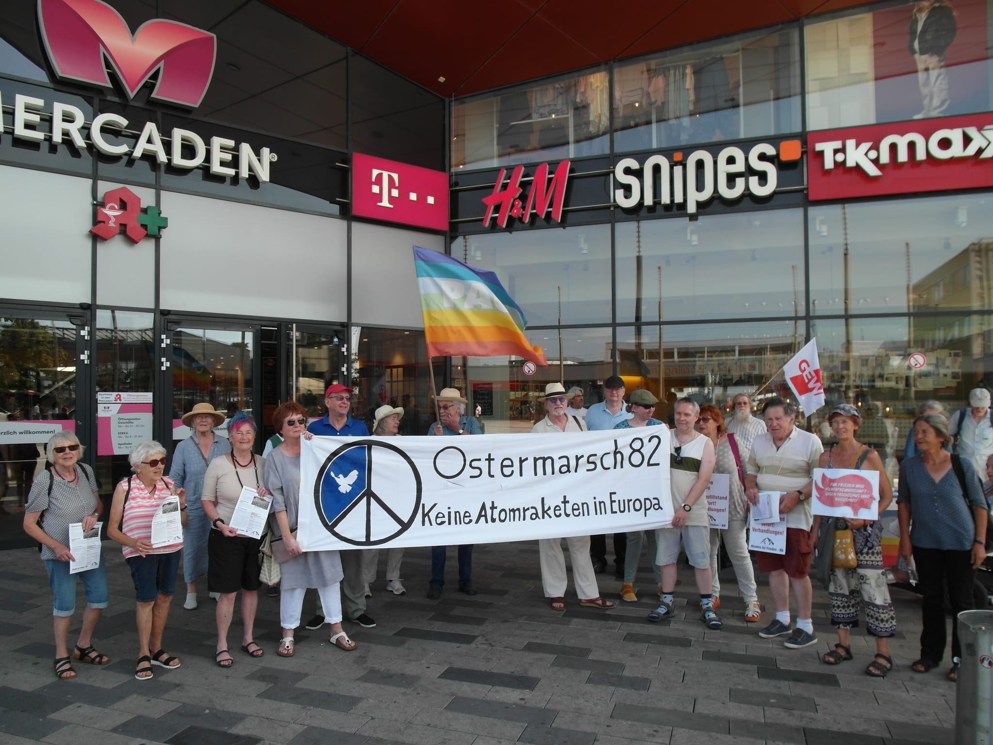 Mitglieder des Bündnisses für Frieden haben vor den Böblibnger Mercaden demonstriert.