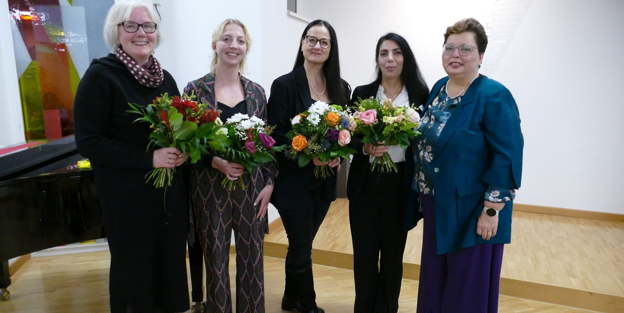 Frauenmahl in Böblingen, die Referentinnen des Abends (von links): Sabine Foth, Letitia Feige, Christine Muhr und Nasrin Alaei sowie Pfarrerin Gerlinde Feine.