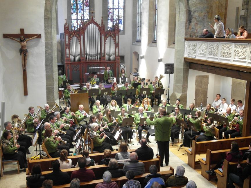 Beim Frühjahrskonzert des Ehninger Musikvereins: Das Große Orchester unter der Leitung von Thorsten Feisthammel. Bild: Staber