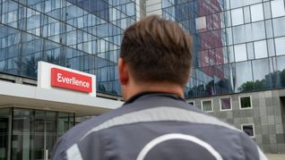 Mitarbeiter haben auf ihren Overalls noch das alte Logo von MAN, aber das Augsburger Traditionsunternehmen heißt nun Everllence.
