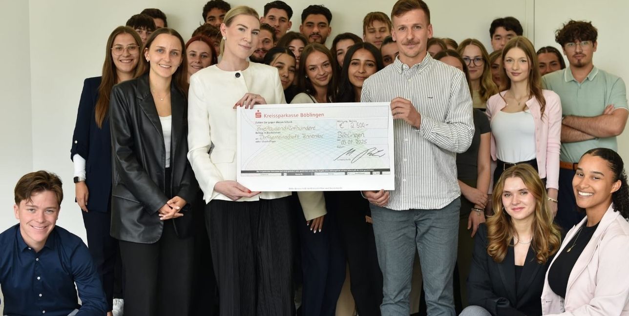 Personalentwicklungsleiterin Miroslava Došen und der Tennentaler Finanzleiter Oliver Gärtner bei der symbolischen Scheckübergabe gemeinsam mit dem Ausbildungsjahrgang.