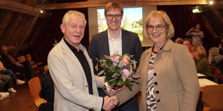 Der kommissarische Ortsvorsteher Thomas Buck (lnks) und OB Markus Kleemann gratulieren Heidrun Widmayer zur Wahl.