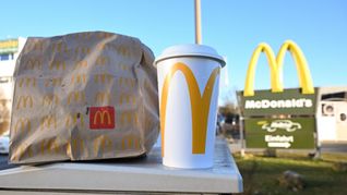 Die Deutsche Umwelthilfe verklagt die Burgerkette McDonald's mit dem Vorwurf des "Greenwashing". (Archiv)