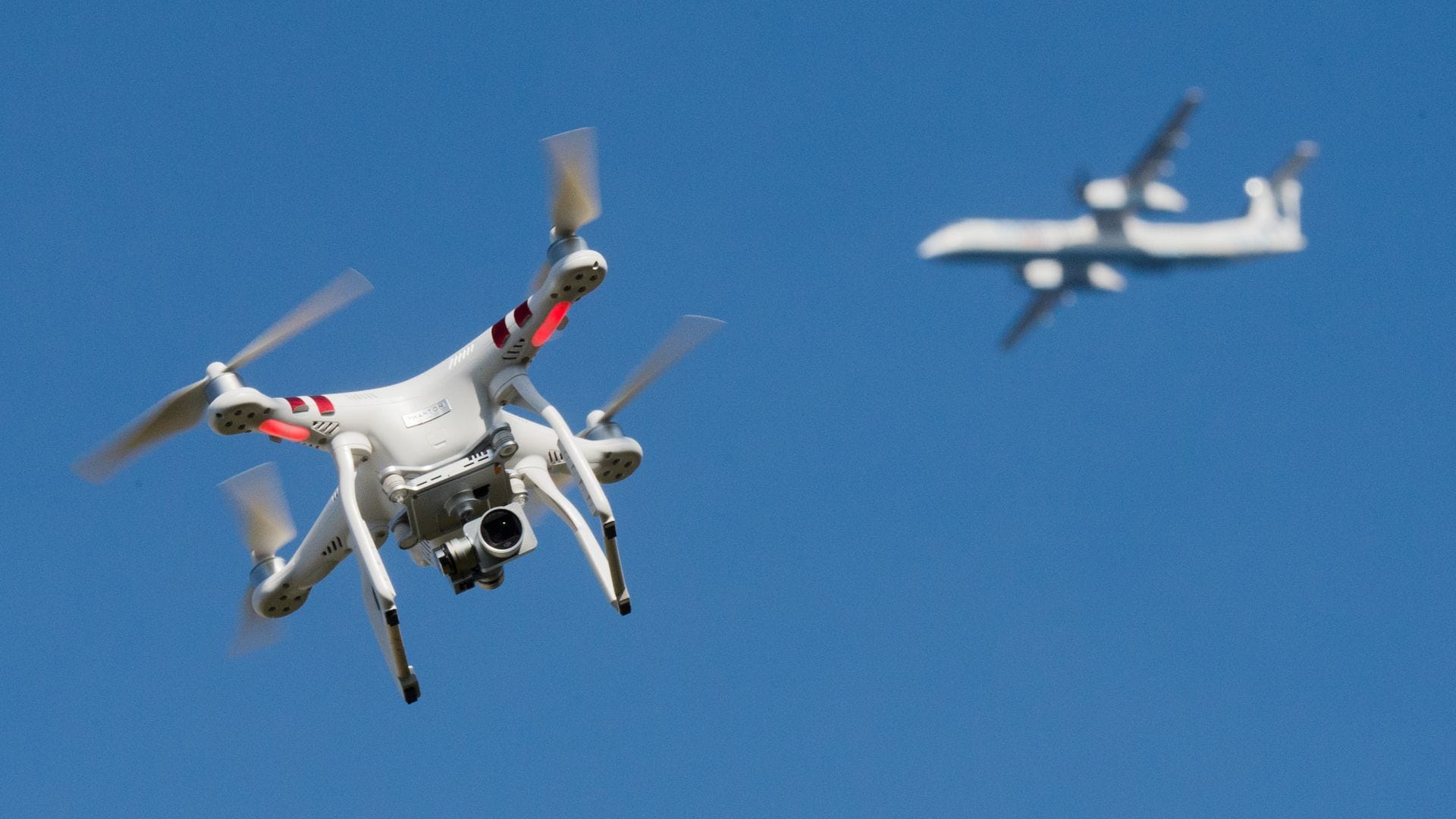 Im ersten Halbjahr 2024 zählt die Deutsche Flugsicherung bundesweit 75 Behinderungen durch Drohnen.