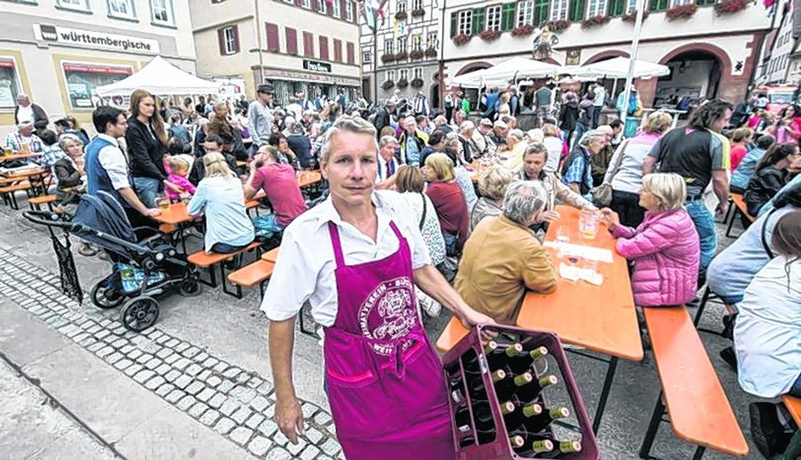 Der Organisator des Weinbrunnenfestes Olaf Schairer hatte alle Hände voll zu tun beim Fest in Weil der Stadt. Bild: Richter
