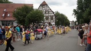 Fantasievolle Kostüme der Kinder beim großen Maichinger Festumzug.