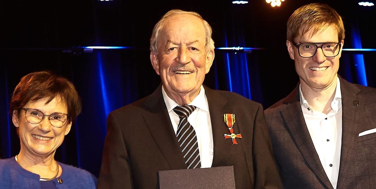 Staatssekräterin Sabine Kurtz und OB Markus Kleemann gratulieren Walter Arnold zum Bundesverdienstkreuz.