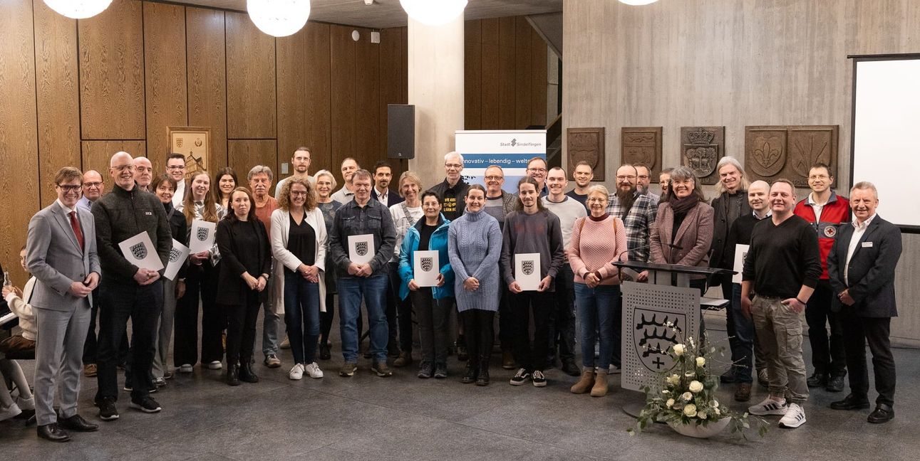 Unser Foto zeigt aller 33 Blutspender mit Oberbürgermeister Markus Kleemann (ganz links) und Vertretern der DRK Ortsvereine Sindelfingen und Maichingen: Andreas Schneider-Dölker, Vorstandsvorsitzender DRK Ortsverein Maichingen (rechts) und Christian Jost, Bereitschaftsleitung DRK Ortsverein Sindelfingen (zweiter von rechts).