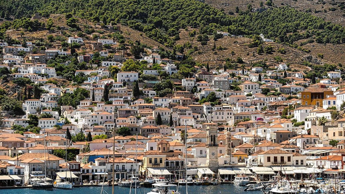 Motor- und Segelboote liegen im Hafen von Hydra: Die knapp 50 Quadratkilometer große Insel liegt 65 Kilometer südwestlich von Athen entfernt. Auf dem Eiland sind Autos, Leuchtreklamen und Plastikstühle verboten.