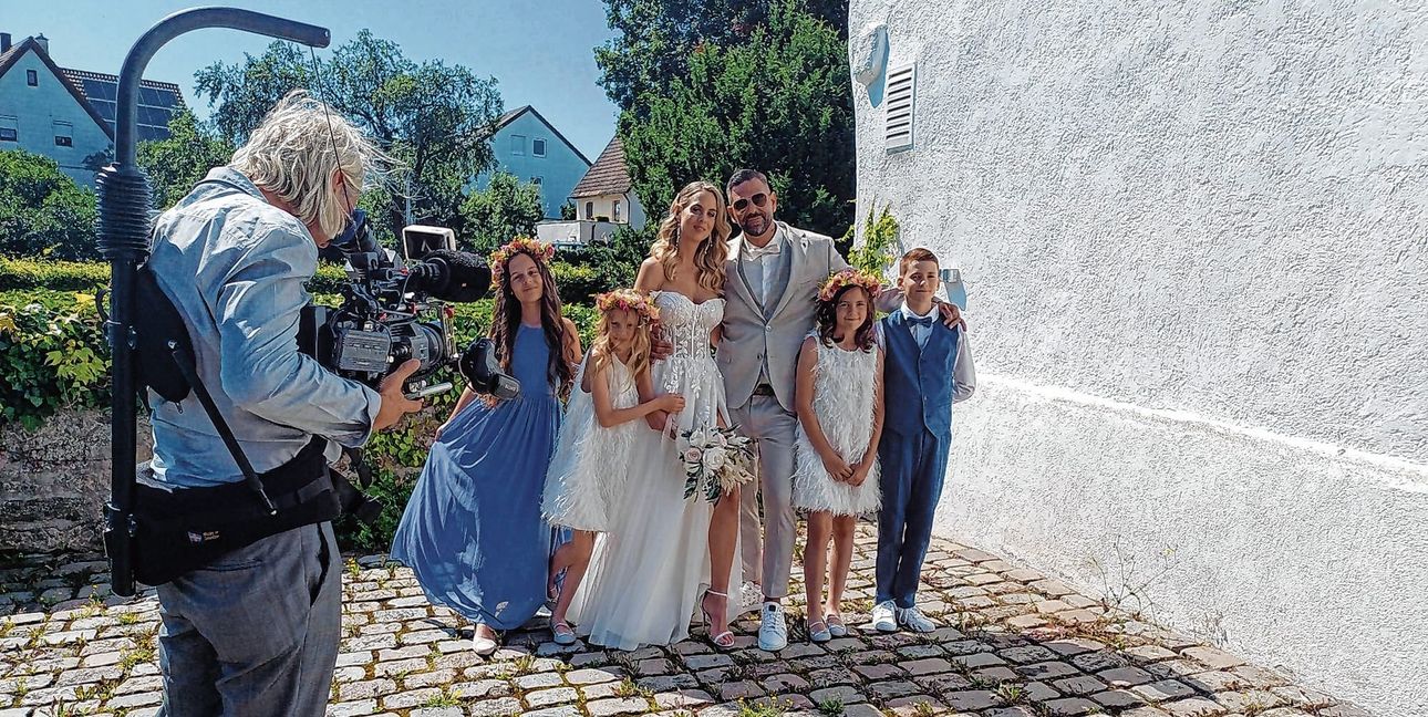 Jennifer und Christian Fetz im Glück mit den Kindern Linda (von links), Mia, Joy-Lee, Demien - begleitet vom Kamerateam.