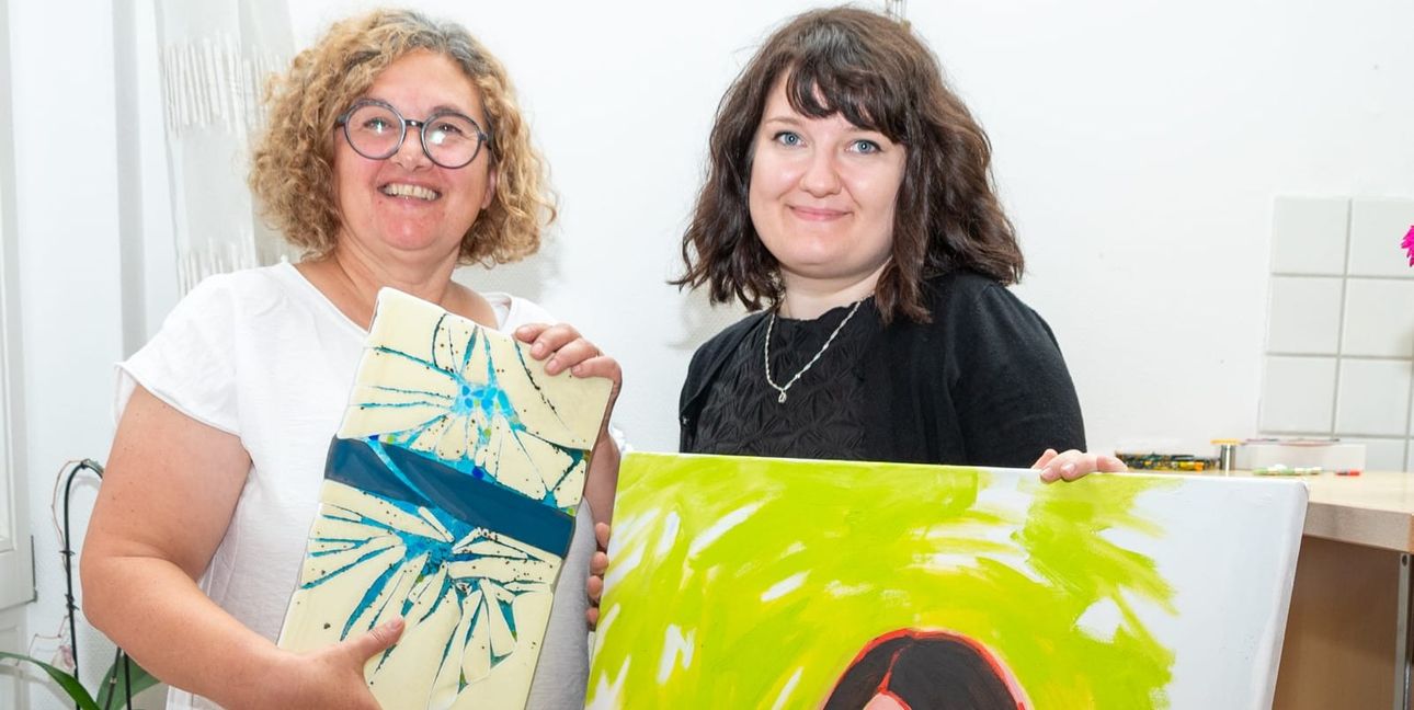 Aysen Czurgel und Maja Buhl zeigen ihre Herzensthemen in Glas und auf Leinwand.