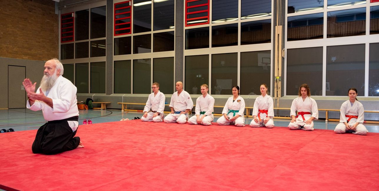 Meister Andreas Bartel und die Trainingsgruppe stimmen sich auf den Abend ein.Bild: Nüßle