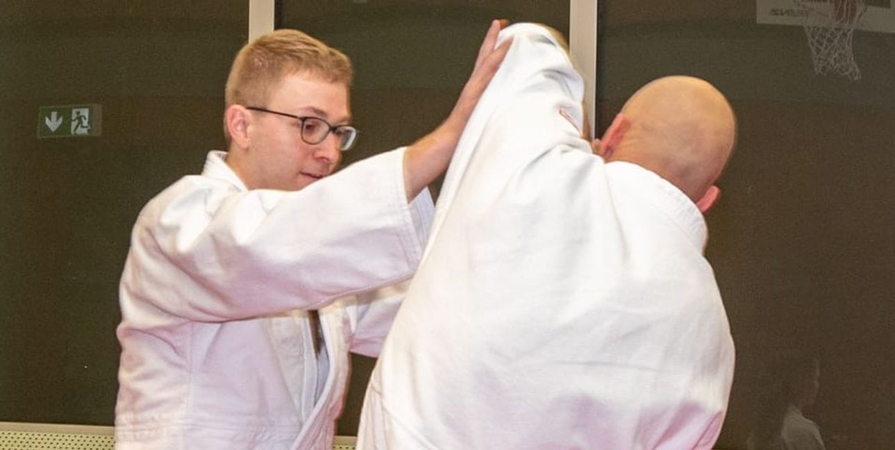 Dominik Miller (links) und Petar Dyankov machen vor, wie man dem  Aggressor den Wind aus den Segeln nimmt.Bild: Nüßle