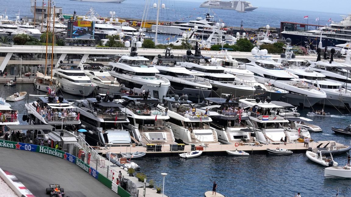 Ikonisch: Die Superreichen verfolgen das Geschehen von ihren Jachten im Hafen.