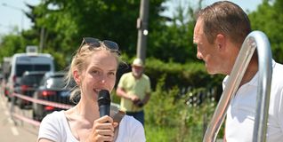Olympiasiegerin Franziska Brauße in Magstadt im Gespräch mit Streckensprecher Freddy Eberle vor ihrem Einsatz als Wasserträgerin.  Bild: Reichert