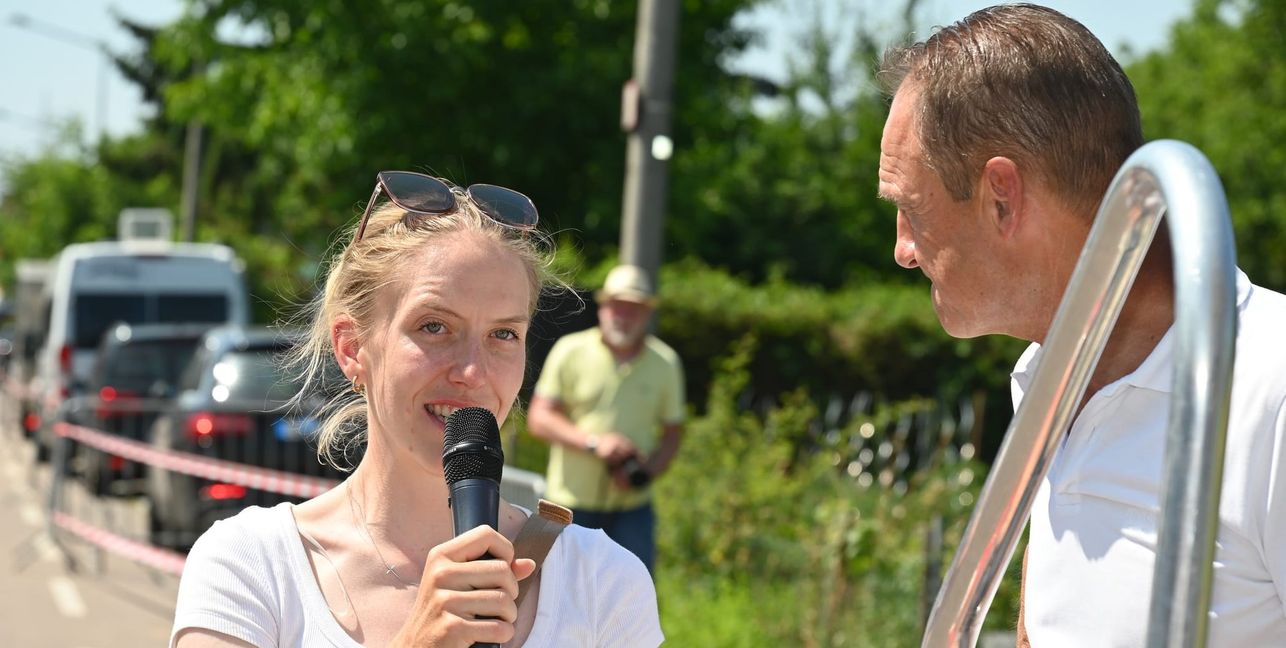Olympiasiegerin Franziska Brauße in Magstadt im Gespräch mit Streckensprecher Freddy Eberle vor ihrem Einsatz als Wasserträgerin.  Bild: Reichert