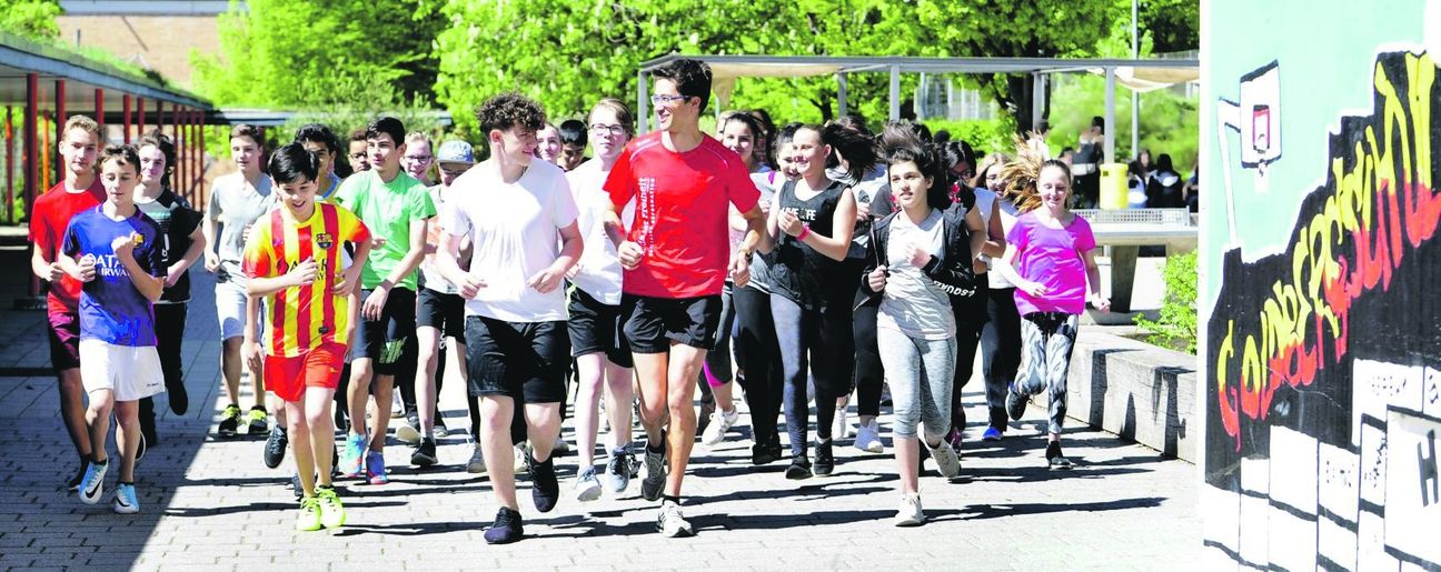 Hannes Weber (im roten Shirt) macht seinen Schülern Beine. Bild: Photo 5
