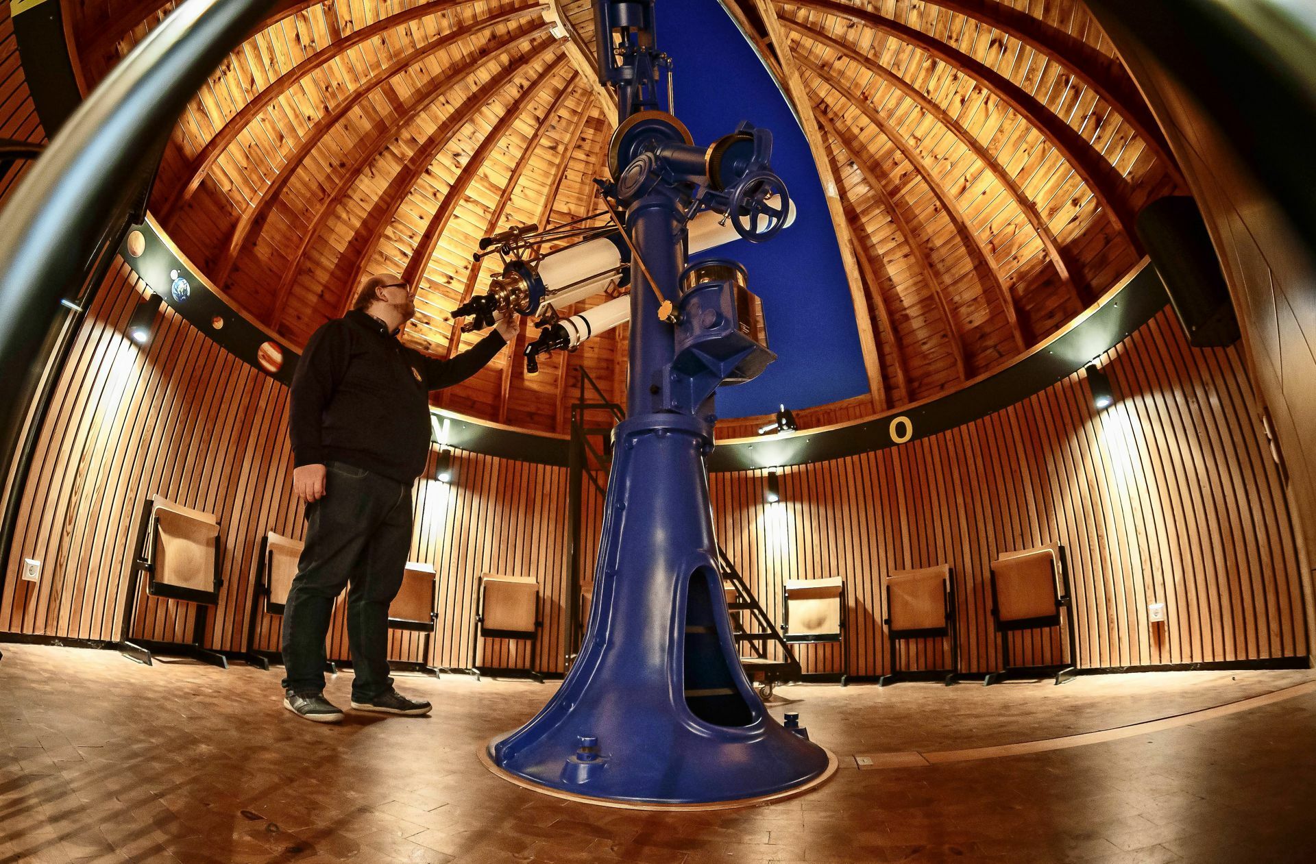 Auf das altehrwürdige Zeiss-Teleskop in der Stuttgarter Sternwarte ist Andreas Eberle besonders stolz. Bilder: Lichtgut/Julian Rettig