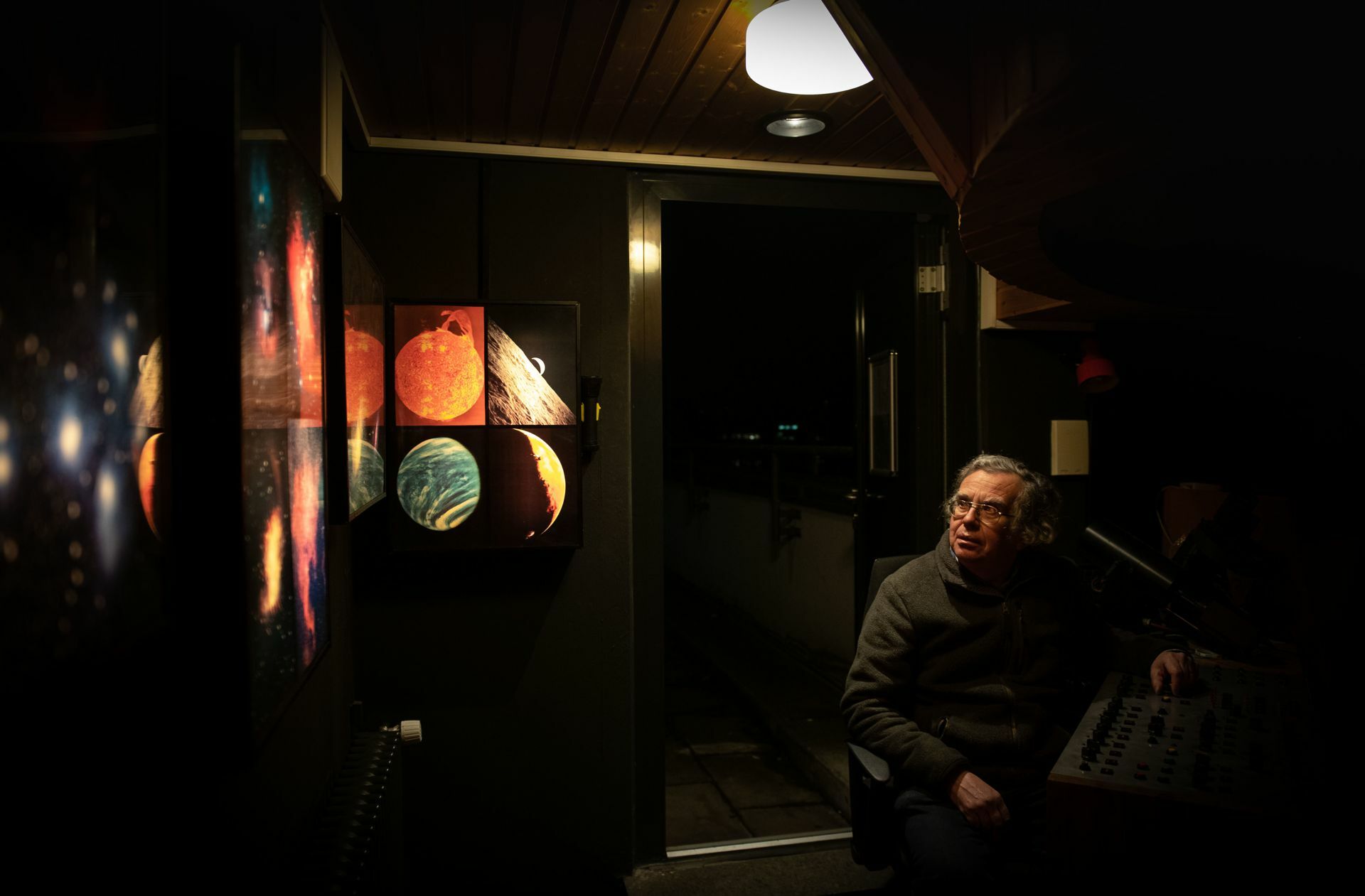 Neben dem modernen Spiegelteleskop auf dem Dach betreibt Lenhart mit seinen Kollegen im fünften Stock ein selbst gebautes Planetarium, und die Planeten unseres Sonnensystems zeigen sie mit dem Omniglobe, einem interaktiven Globus.