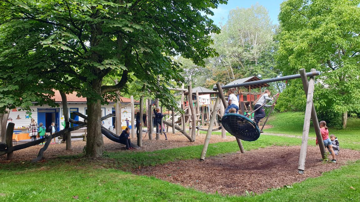 Spiel und Spaß auf dem Abenteuerspielplatz. Bild: z