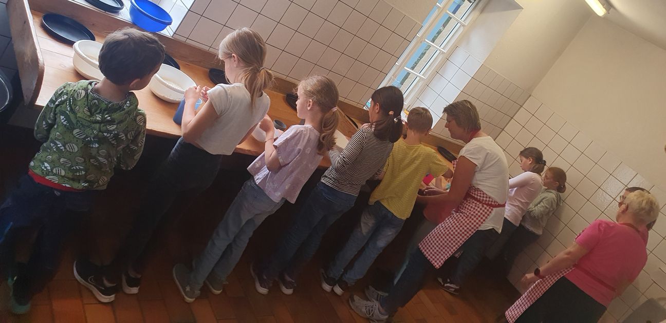 Gemeinsam backen im Darmsheimer Backhaus. Bild: z