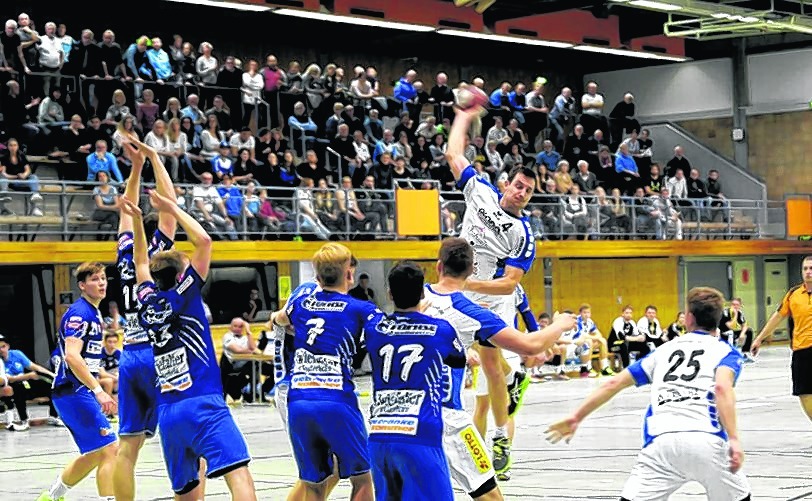 Heimspiel in Böblingen: Stefan Trunk zieht am 27. November beim 37:39 in der Murkenbach-Halle gegen Weilstetten II ab. Bilder: Photo 5/A