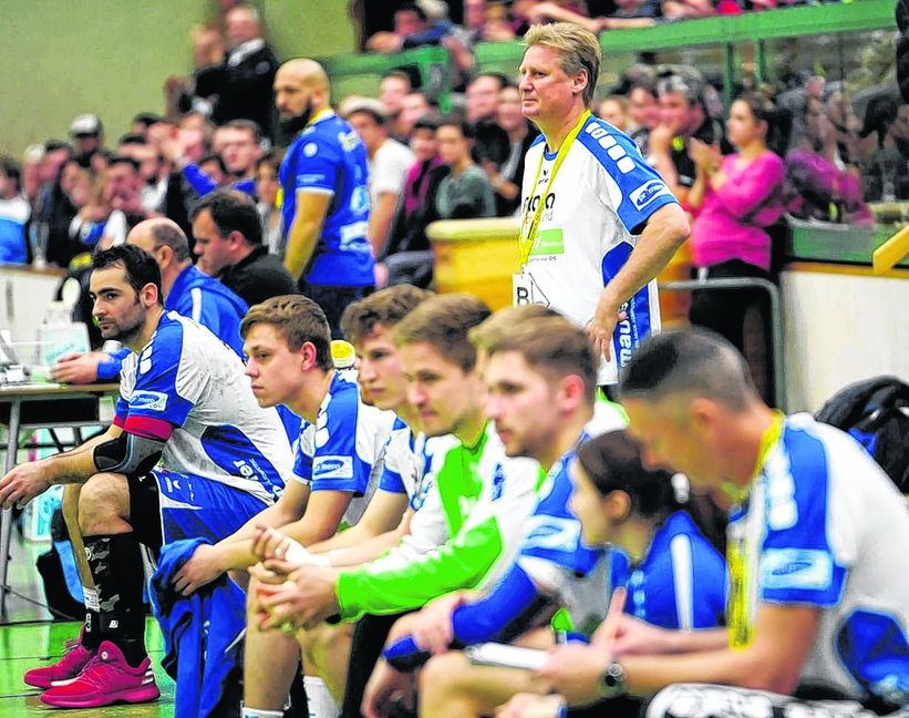 Momente der Stille rund um Trainer Harry Sommer: Keiner spricht auf der Bank der HSG Böblingen/Sindelfingen – doch man kann das kollektive „Das gibt es ja gar nicht“ trotzdem fast hören. Bild: Automotorart