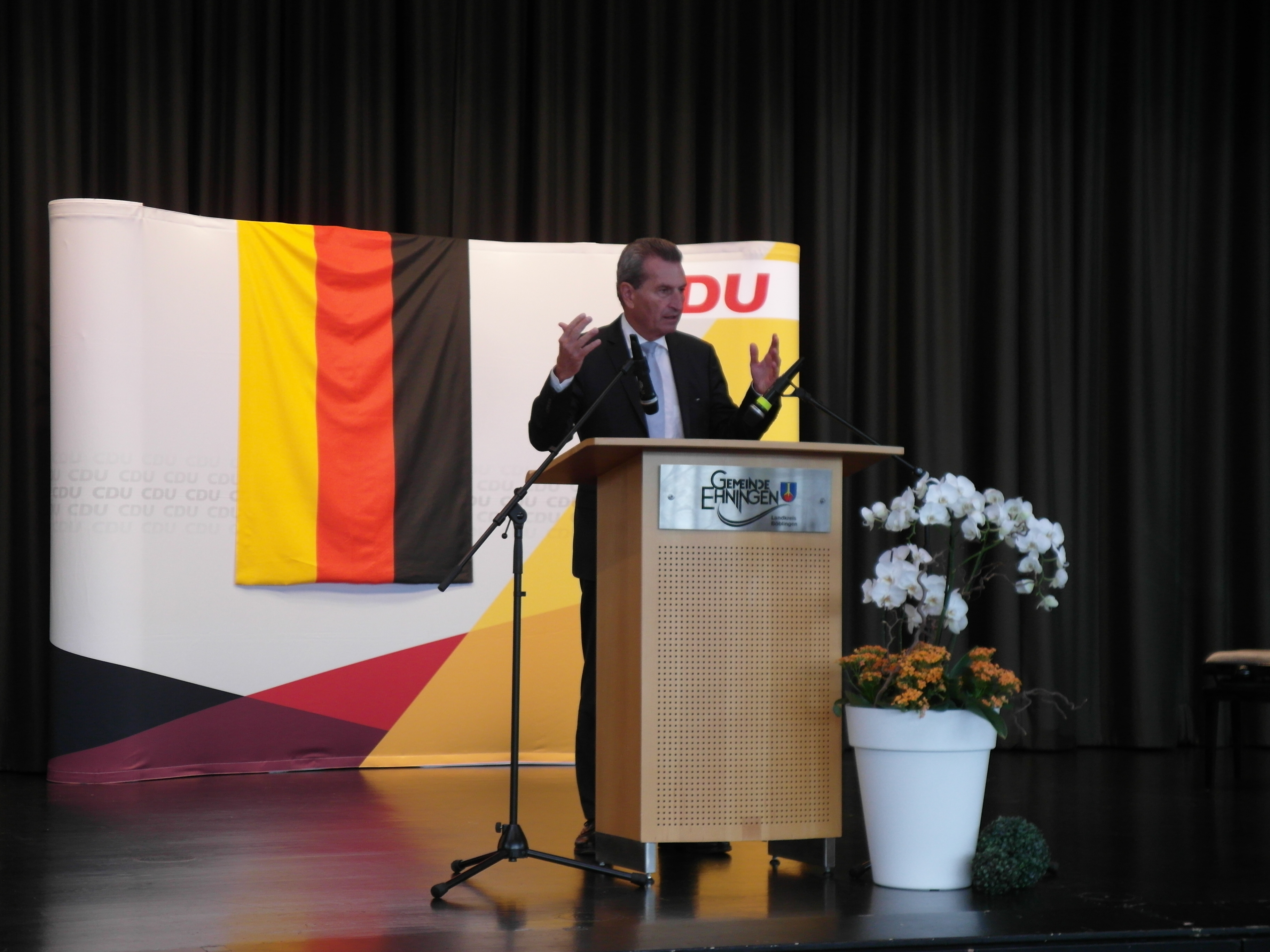 Weit mehr als die 100 zugelassenen Gäste wollten Festredner Günther Oettinger in Ehningen hören. Bild: Staber
