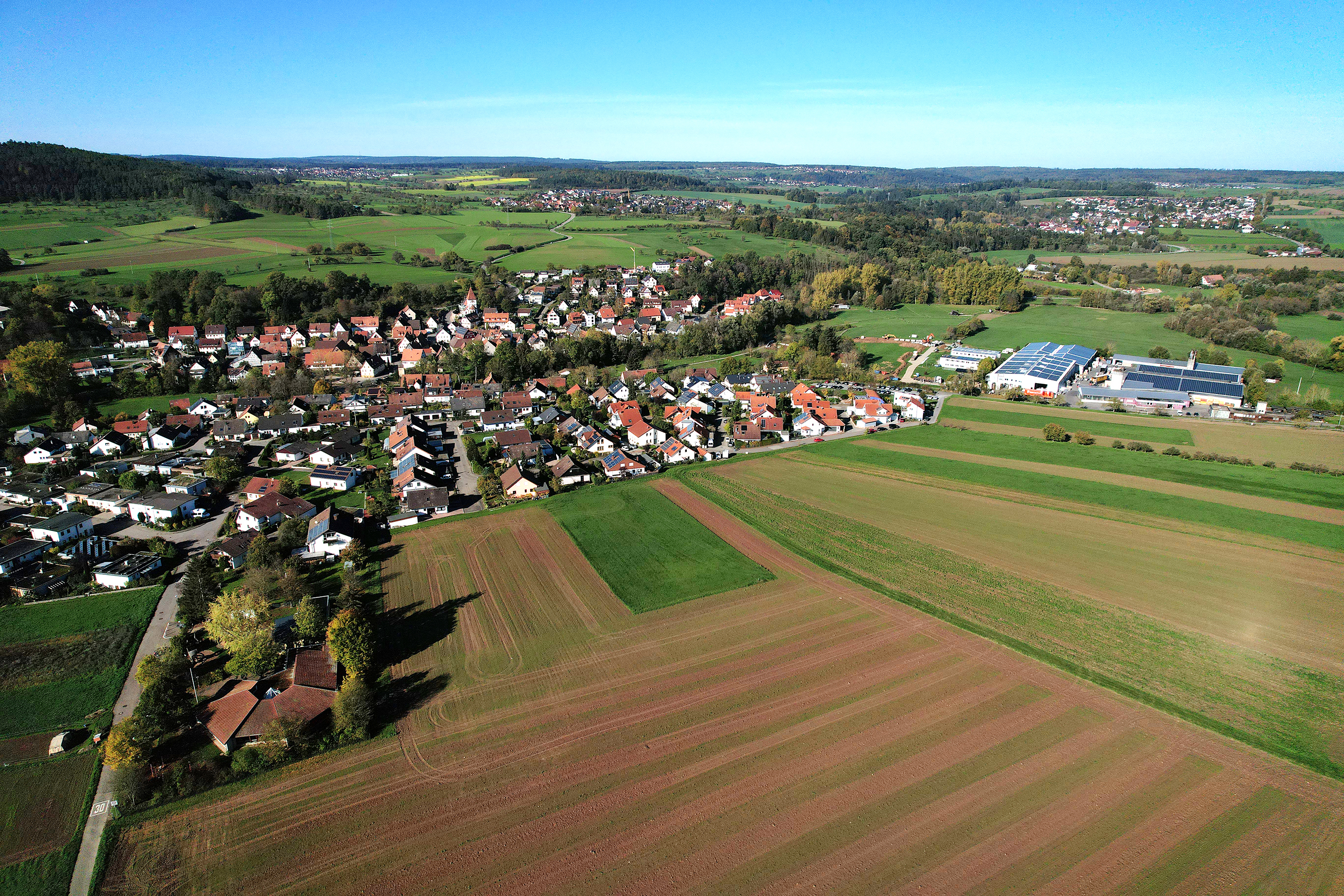 Der kleinste Stadtteil von Weil der Stadt. Auf den Feldern und Wiesen im Vordergrund könnte Hausen erweitert werden. Aber nur mit einem Wohn- und Gewerbegebiet. Dagegen gibt es Widerstand.        Bild: Richter