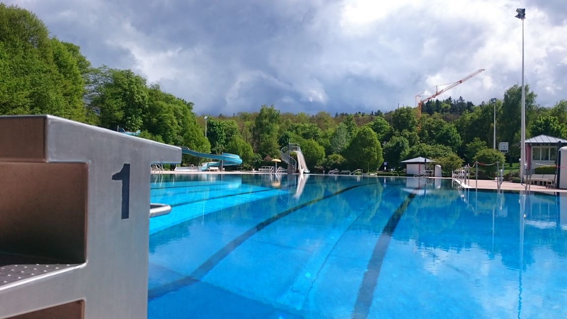 Das Böblinger Freibad wurde am 1. August 1953 eröffnet. Seit 1995 erstraht es in Edelstahlglanz. Bild: z