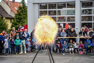 Immer wieder beeindruckend ist die Demonstration einer Fettexplosion. Beim Tag der offenen Tür bei der Darmsheimer Feuerwehr konnte dieses Spektakel hautnah erlebt werden.   Bild: Dettenmeyer