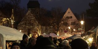 Maichinger Weihnachtsmarkt mit Laurentiuskirche.