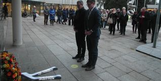 Kulturamtsleiter Markus Nau (links) und Oberbürgermeister Markus Kleemann nach der Kranzniederlegung.