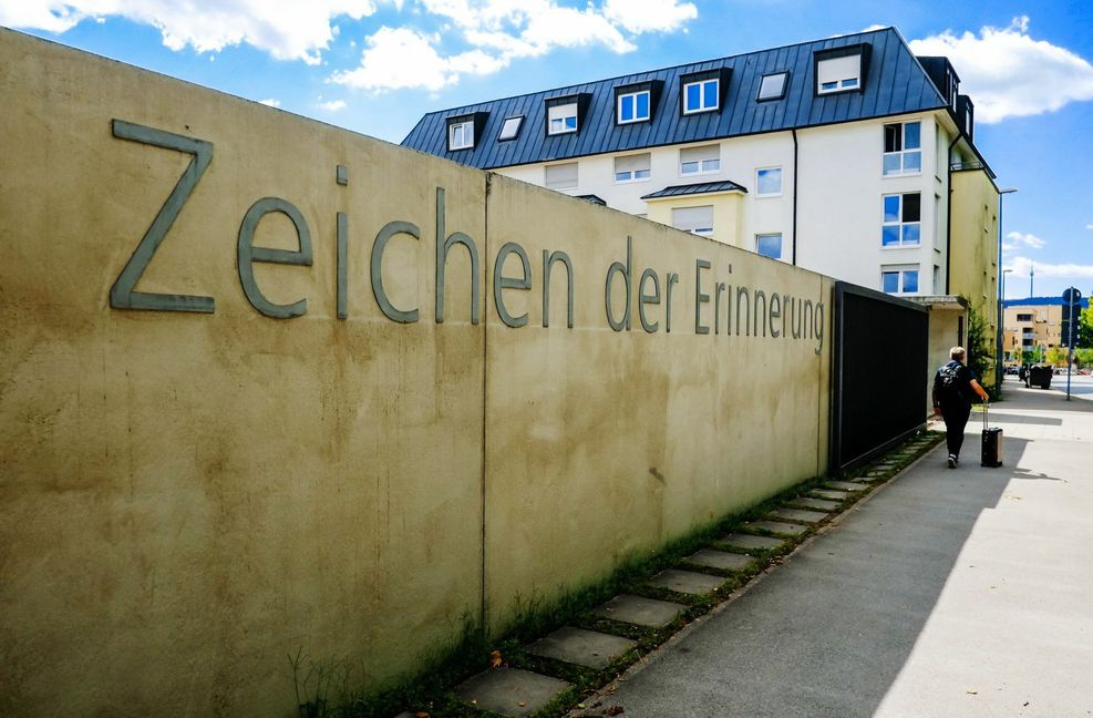 Am Stuttgarter Nordbahnhof, von wo  aus  Sinti und Roma nach Auschwitz deportiert wurden, befindet sich heute die Gedenkstätte „Zeichen der Erinnerung“. Auf der Innenwand stehen auch Namen aus der Familie von Kajetan Reinhardt. Ihr Schicksal erzählt Iris Lemanczyks Roman „Brennnessel-Haut“. Foto: Lichtgut/Max Kovalenko