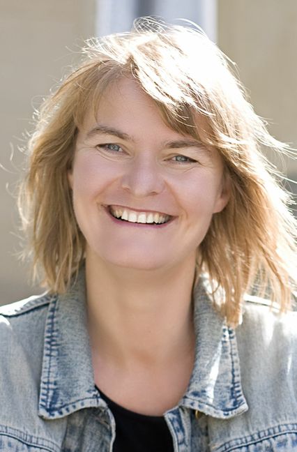 Iris Lemanczyk, 1964 in Kirchheim unter Teck geboren, hat nach ihrer Ausbildung zur Redakteurin unter anderem in Namibia gearbeitet. 1997 erschien ihr erstes Kinderbuch „Mein Lehrer kommt im Briefumschlag“. Alltag in fernen Ländern sowie Flucht sind oft Themen ihrer Kinder- und Jugendbücher. Foto: Kathi Bauer