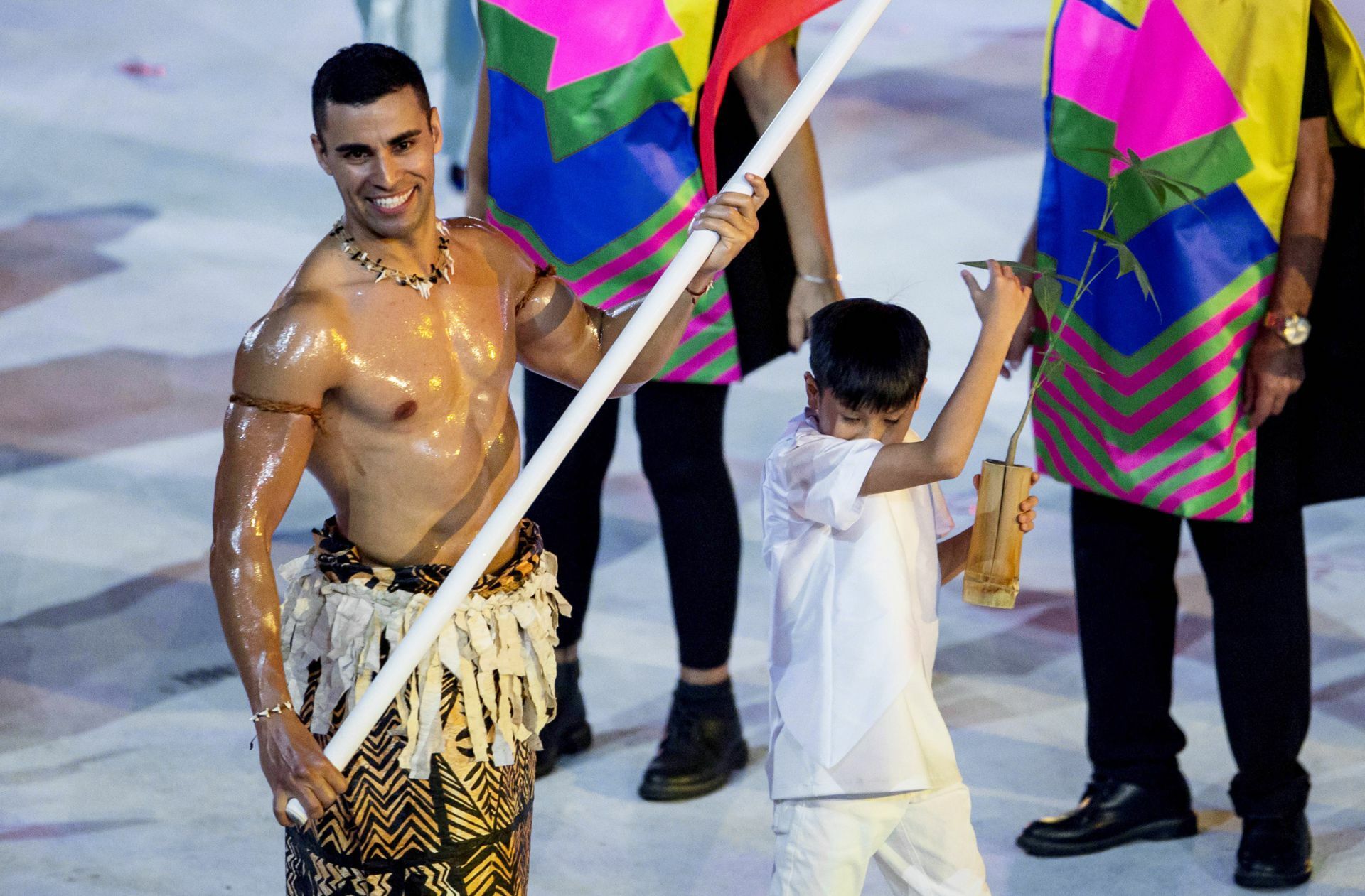 Erst in Rio, dann in Pye­ongchang, nun in Tokio: Fahnenträger Pita Taufatofua (links).
 Foto: imago/Eibner/imago sport..