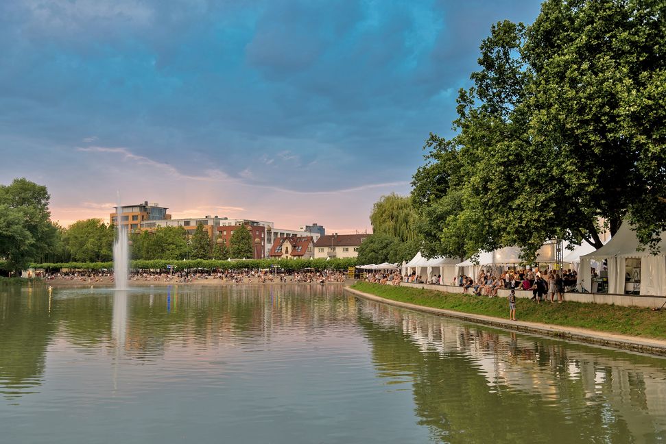 Schlemmen am See – stimmungsvolle Atmosphäre an der längsten Tafel der Stadt.  Bild: Nüßle