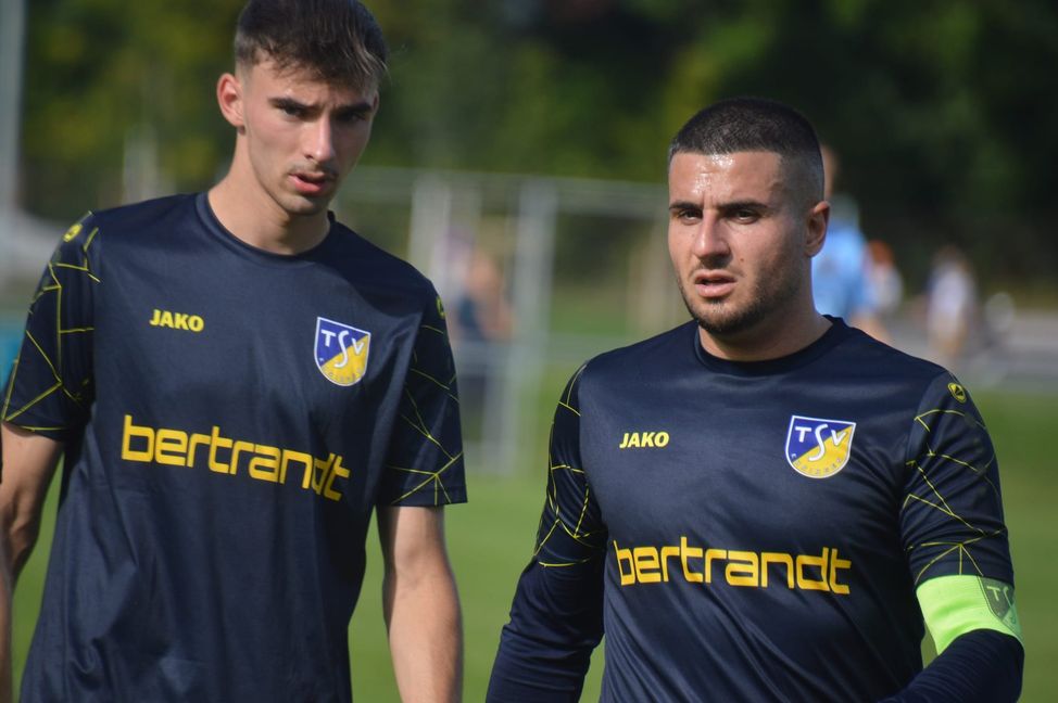 Christian Bildl (links) hatte nach einer Ecke von Kapitän Marcel Berberoglu den Ehninger Siegtreffer auf dem Kopf.