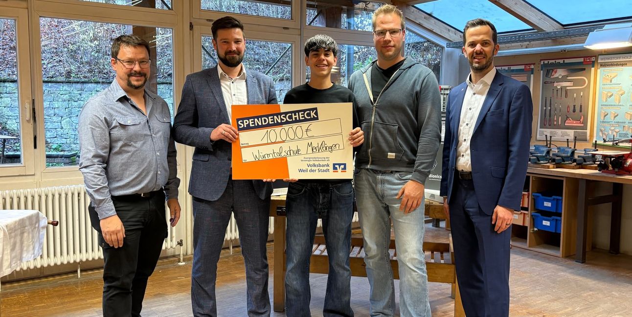 Foto v.l.n.r.: Schulleiter Christian Stoiber, Regionalleiter Joshua Dudde, Schulsprecher Omer Abdelhunnan, Lehrer Amos Gottschalk und Regionalvorstand Mario Schmid.