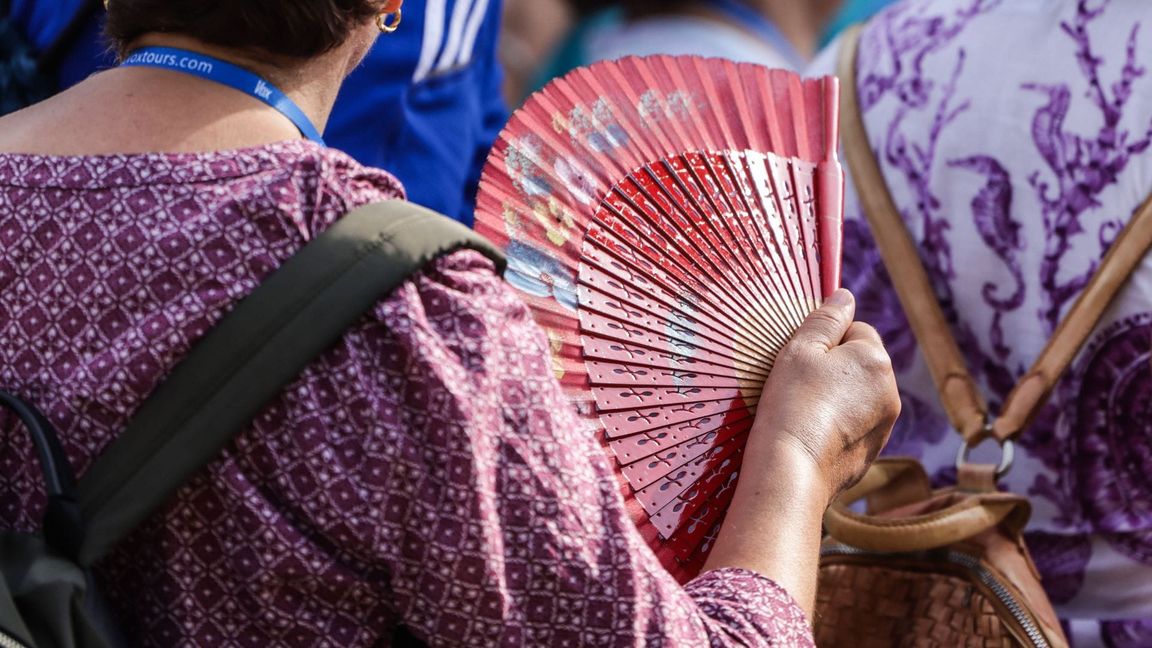 Für ein bisschen kühleren Wind: Bei Hitze sollen Handfächer helfen. (Archivbild)