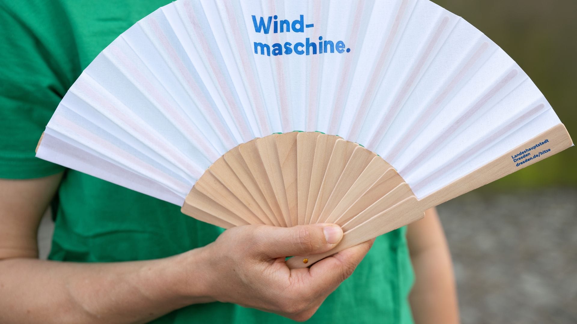Fächer gewissermaßen als faltbare Windmaschinen sind gefragt.