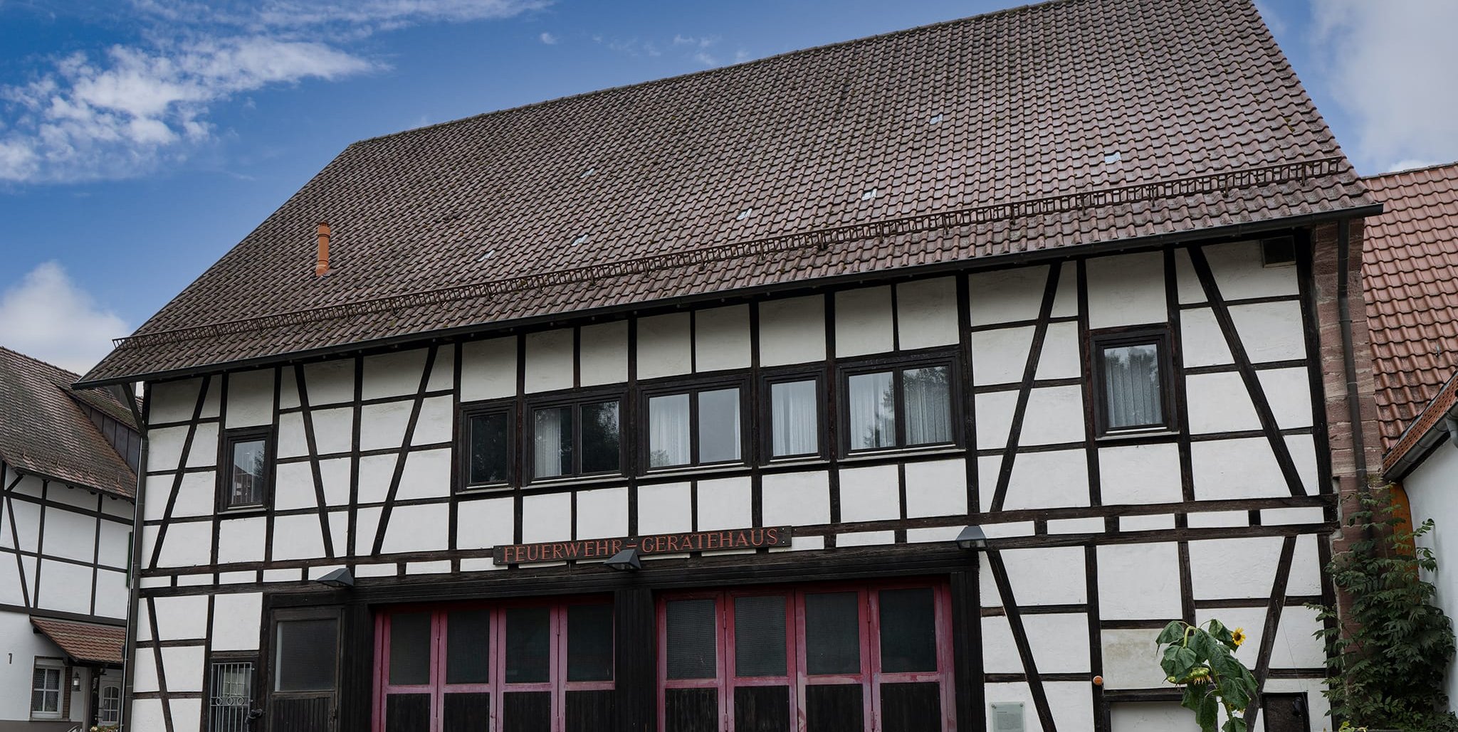 Die Grafenauer Feuerwehr benötigt drei neue Fahrzeuge. Die Feuerwehrgerätehäuser, wie auf unserem Foto das in Dätzingen, sind unzureichend. Bild: Richter