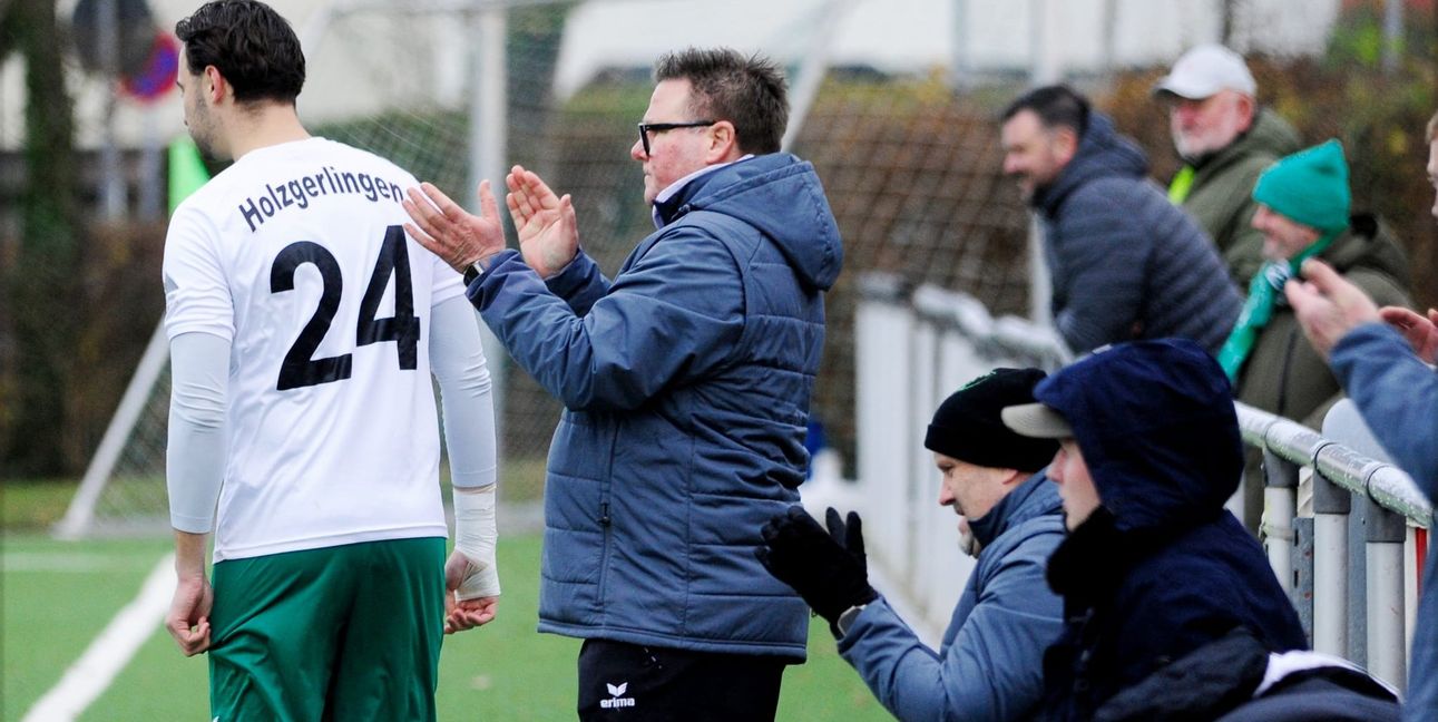 Die Spvgg Holzgerlingen mit Trainer Bernd Gluiber ist aktuell Tabellenzweiter in der Fußball-Bezirksliga. Bleibt das so spielen die Grün-Weißen die Relegation zur Landesliga. Setzen sie sich dabei durch, müssennur sechs Teams runter in die Fußball-Kreisliga A.
