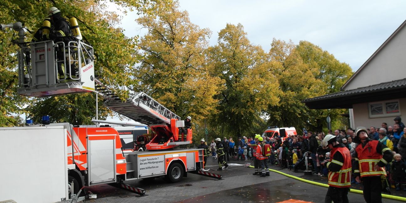 Unter der Einsatzleitung von Andreas Haug hat Maichinger Wehr bei der Jahreshauptübung  die Brandbekämpfung und Rettung von Menschen simuliert.   Bild: Staber