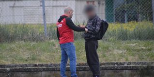 Gültsteins Abteilungsleiter Steffen Reutter (links) stellt den enttarnten Datenscout zur Rede und verweist ihn vom Sportplatz.