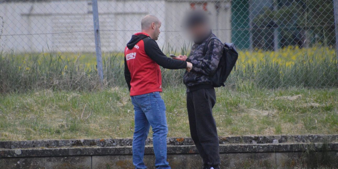 Gültsteins Abteilungsleiter Steffen Reutter (links) stellt den enttarnten Datenscout zur Rede und verweist ihn vom Sportplatz.
