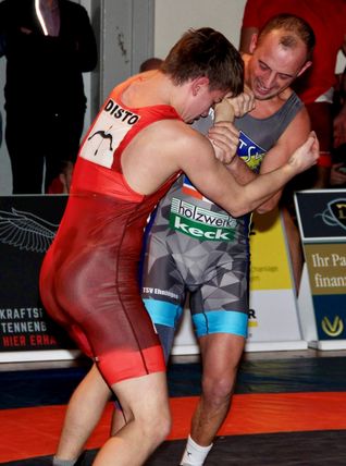 Constantin Bulibasa (rechts) und der TSV siegen auch in Korb.